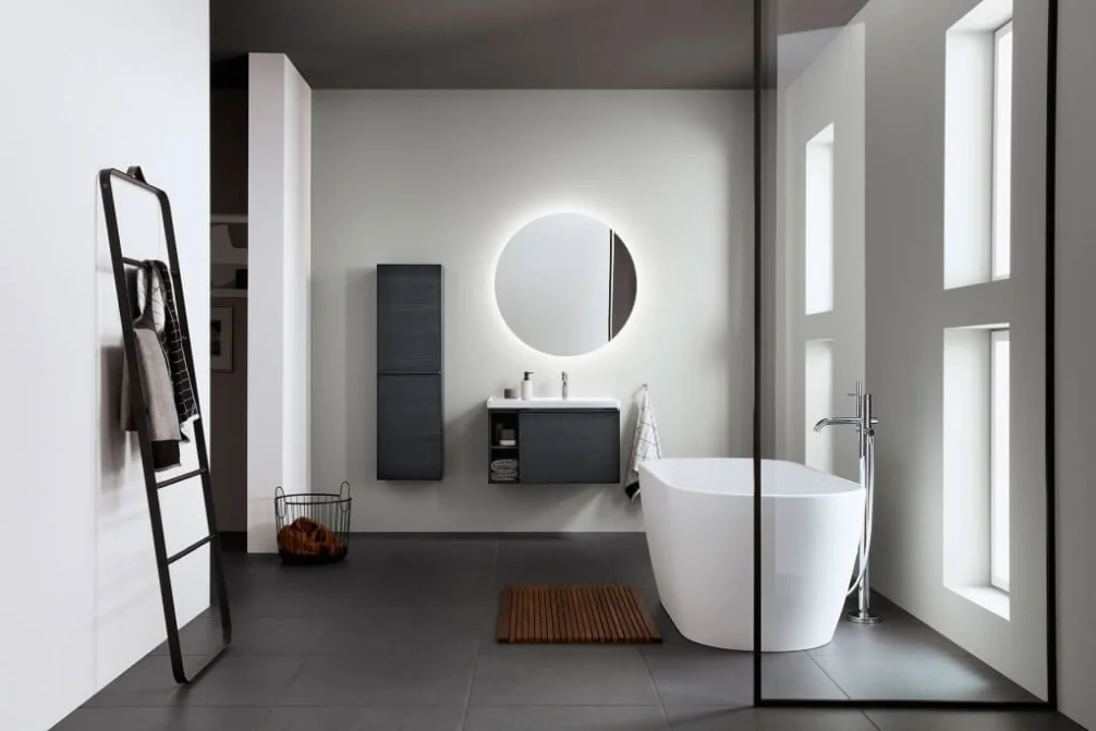 Foto de instalación real: baño público de proyecto (hotel u hospital) con equipamiento Aquatech